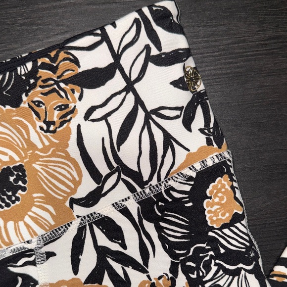 Lilly Pulitzer Black and Tan Floral Leggings - Picture 4 of 4